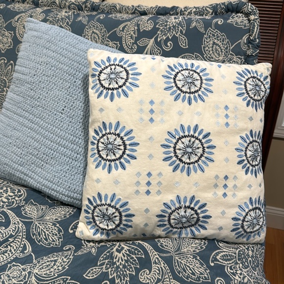 2 PILLOWS - Picture 2 of 6